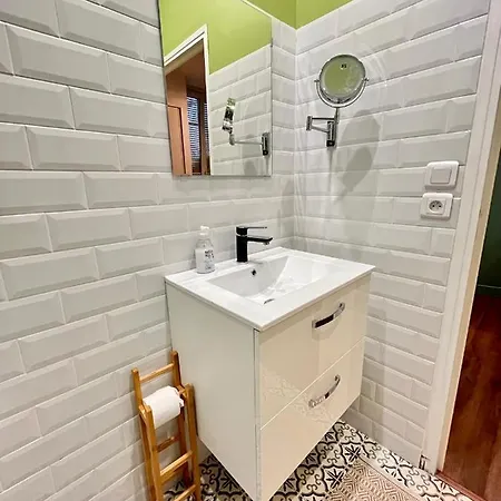 Apartment Dans Un Quartier Anime De